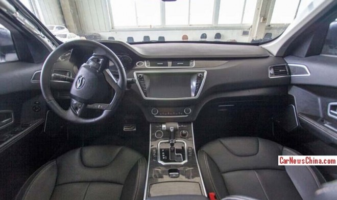Landwind X7 clone Range Rover Evoque interni