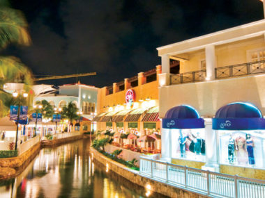 La isla shopping village