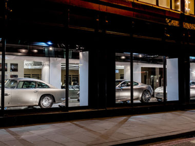 window shopping aston martin harrods londra